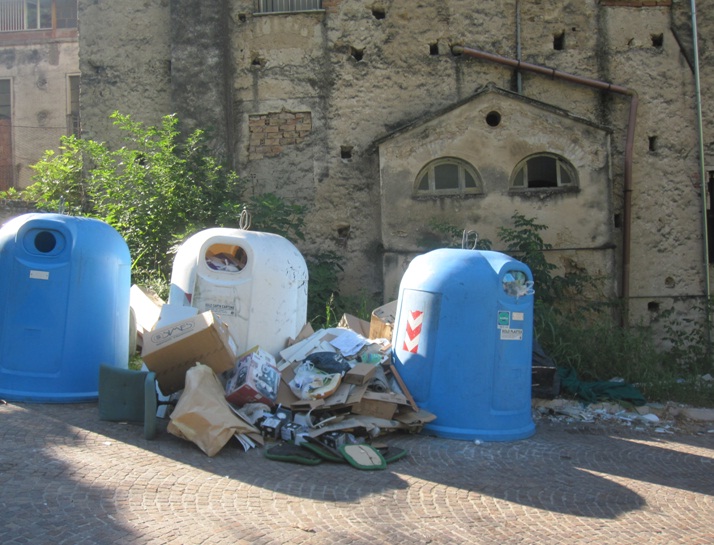 Cassonetti in Via Mura Ciclopiche